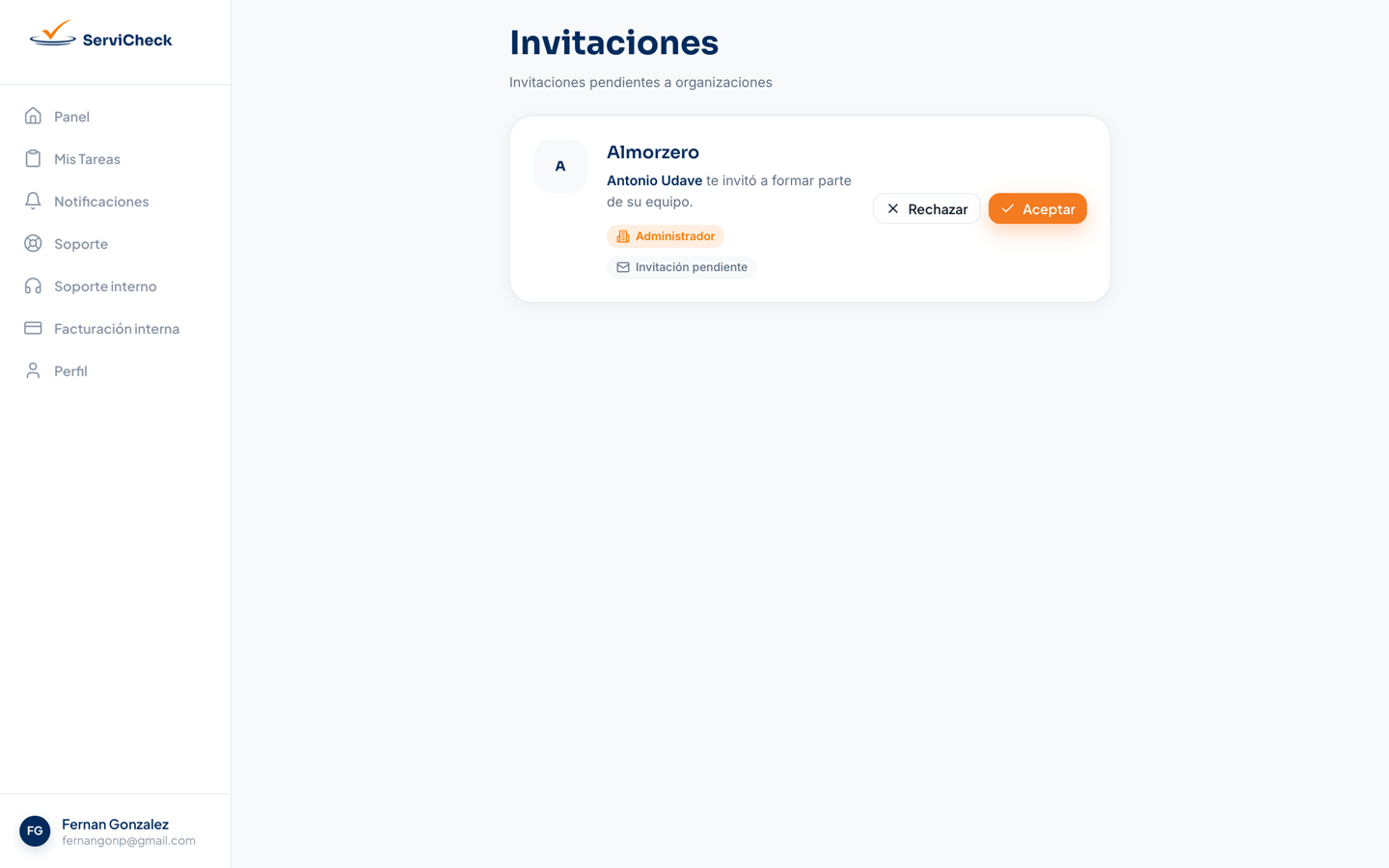 Pantalla Invitaciones con una invitación pendiente: quién invita, el nivel de acceso y los botones Rechazar y Aceptar.