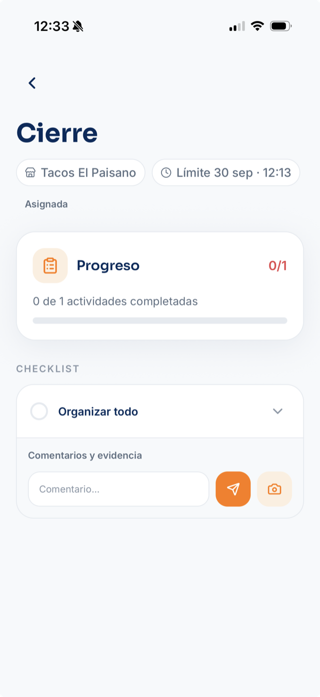 Tarea abierta en la app móvil con la sección Comentarios y evidencia: el campo Comentario, el botón de enviar y el botón de la cámara.