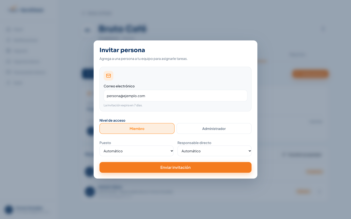 Ventana Invitar persona con Correo electrónico, Nivel de acceso (Miembro o Administrador), Puesto y Responsable directo en Automático, y el aviso de que la invitación expira en 7 días.