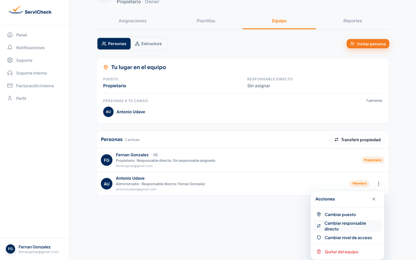 Lista de Personas del equipo con el menú Acciones abierto: Cambiar puesto, Cambiar responsable directo, Cambiar nivel de acceso y Quitar del equipo.