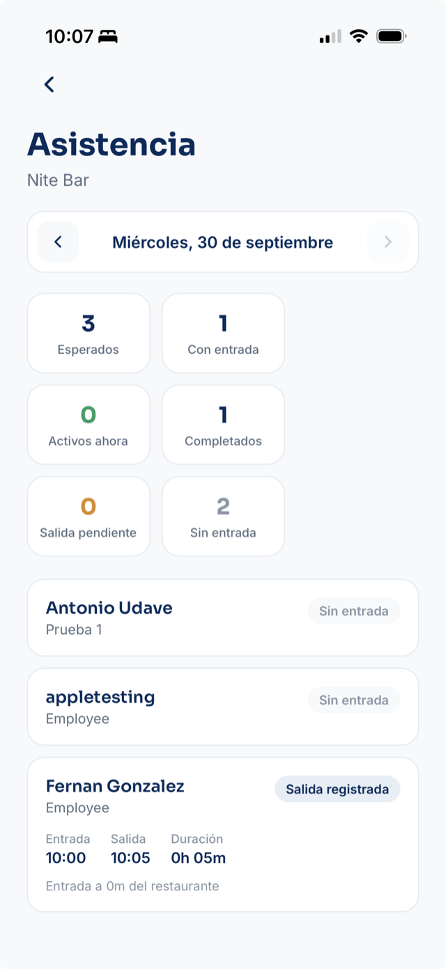 Pantalla Asistencia en la app móvil con el resumen del día y la lista de personas con su entrada, salida y duración.